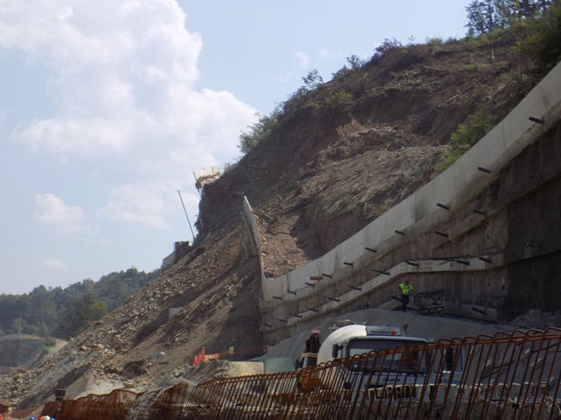 ФУШЕРАЈ НА КОРИДОРУ 10: Потпорни зид секу на делове